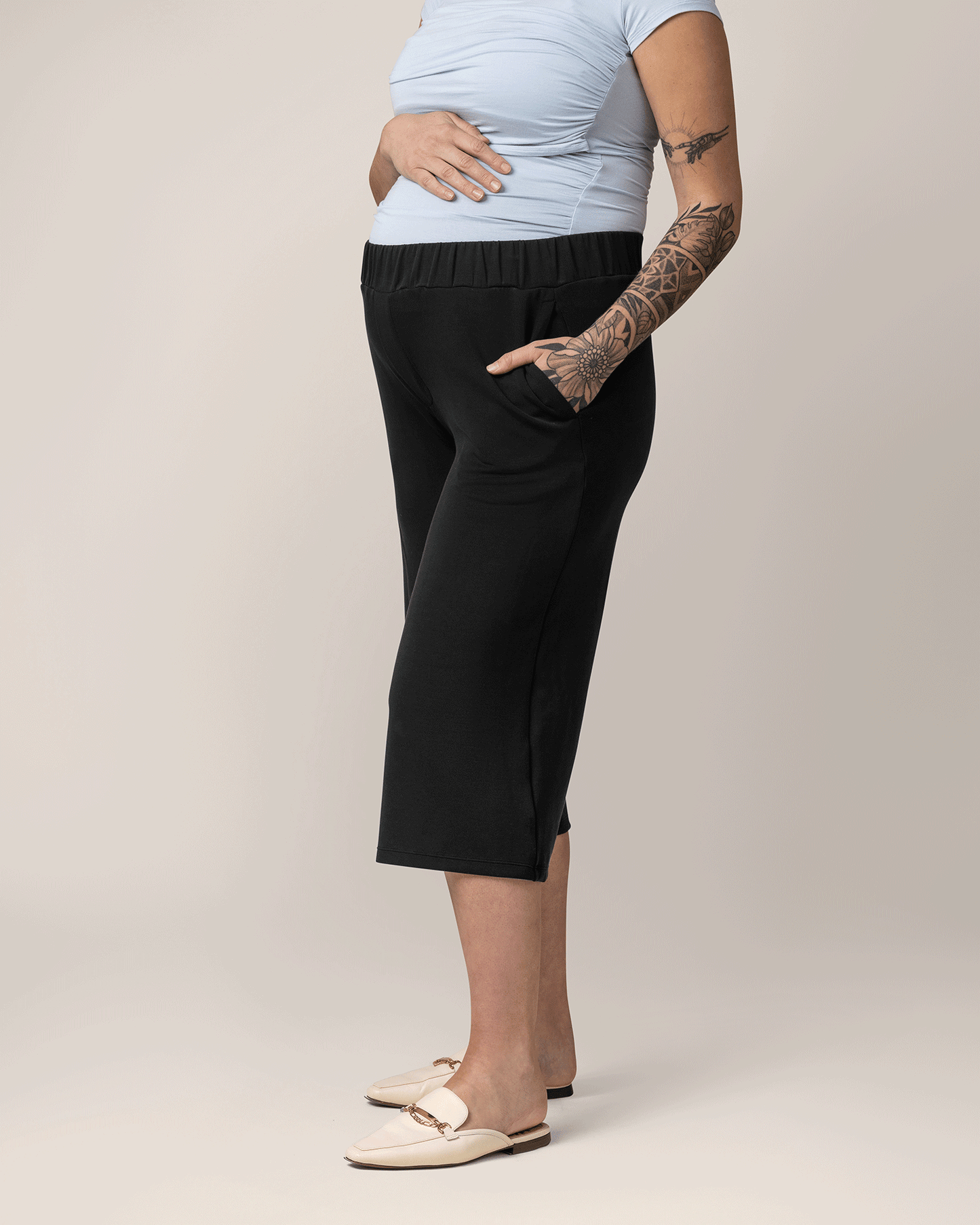 Evie Maternity & Postpartum Pull-On Cropped Pant | Black