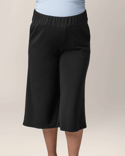 Evie Maternity & Postpartum Pull-On Cropped Pant | Black