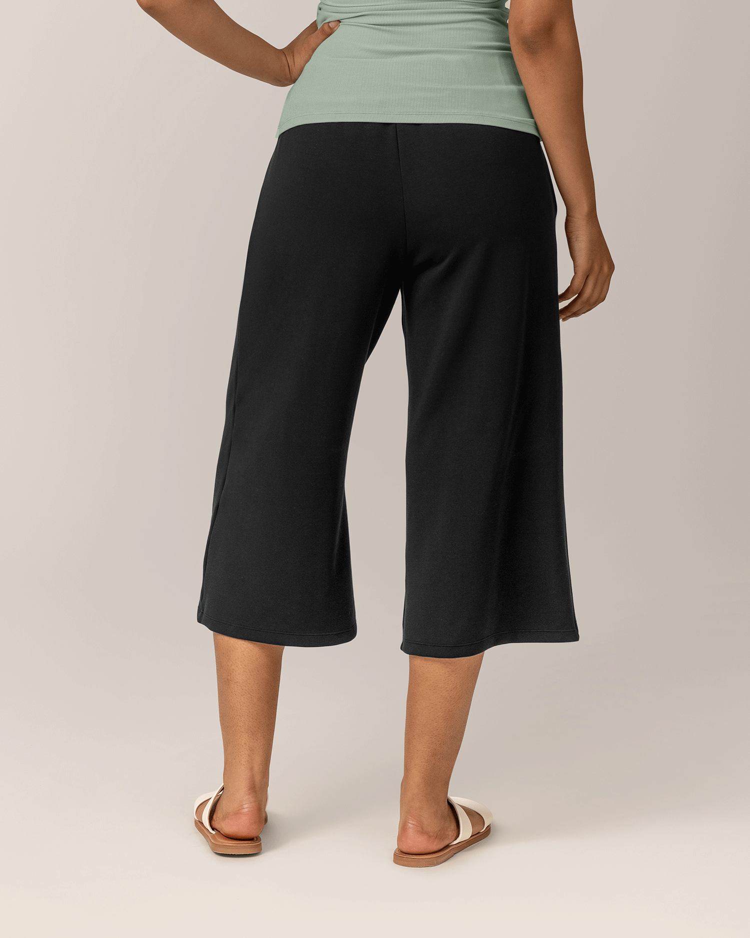 Evie Maternity & Postpartum Pull-On Cropped Pant | Black